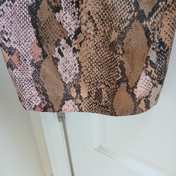 Banana Republic snake print utility jumpsuit with adjustable gold tone top snaps - Picture 11 of 11